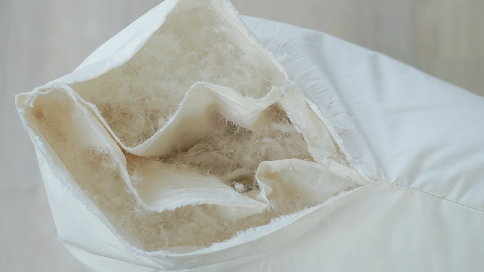 Recyceltes Kissen mit Federkern und Daunenhülle